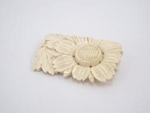 牙彫花彫ブローチ　□z